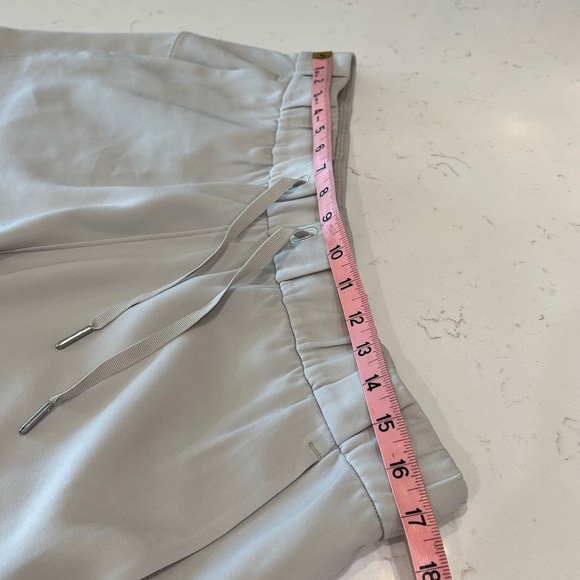 Lululemon On The Fly Woven 2.5” Shorts Silverstone Size 12 - Picture 10 of 14